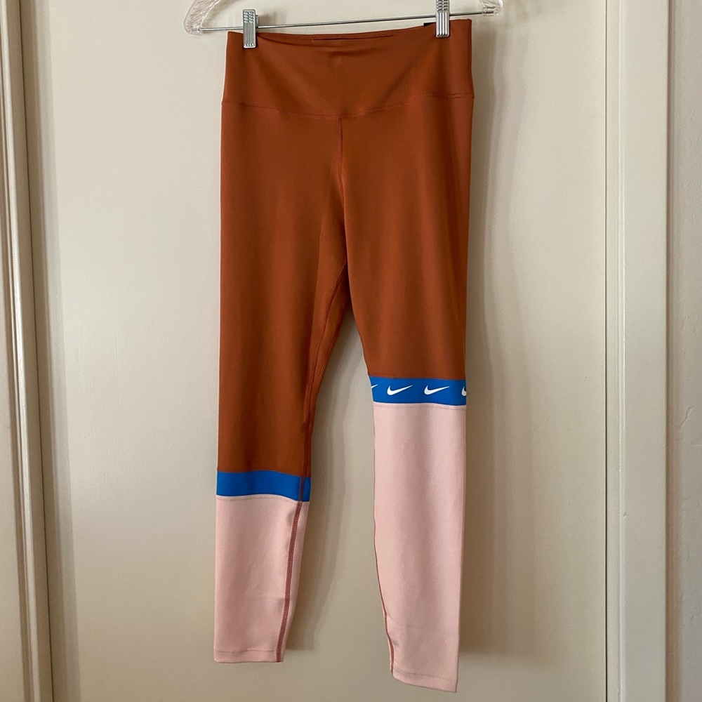 Medium Nike Mid Rise Performance Leggings